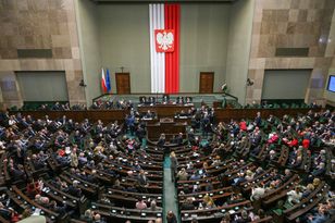 Najnowszy sondaż. KO na prowadzeniu. PiS zyskuje, Konfederacja traci