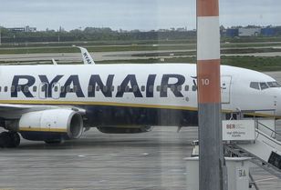 Pasażer wyssany przez okno. Zwrot w sprawie incydentu w samolocie