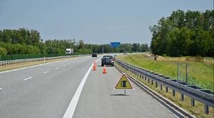 Auto na pasie awaryjnym. Kiedy trzeba je usunąć?