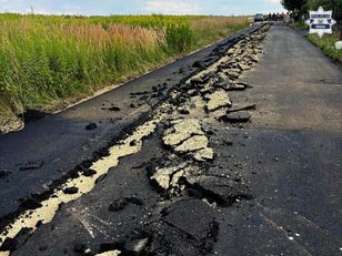 Zaorał asfalt. Sąsiedzi rolnika: wszyscy tu woleli go omijać