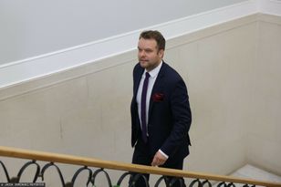 "Zaniepokojenie inicjatywą". Bochenek o kulisach narady PiS