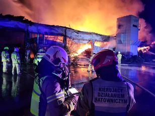 Nocna akcja strażaków. Trwa dogaszanie tartaku, ogień objął dwie hale