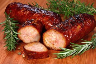 Na sylwestra piekę kiełbasę w piekarniku. Ma chrupiąca skórkę i soczyste wnętrze, goście nie mogą się najeść