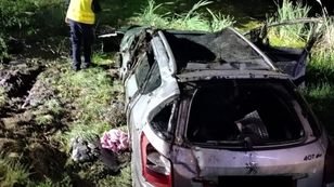 Po wypadku auto wpadło do bagna. Dwie osoby nie żyją