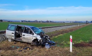 Pociąg uderzył w osobówkę. Poważny wypadek na torach