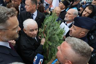 Incydent na miesięcznicy smoleńskiej. Szarpanina i atak statywem