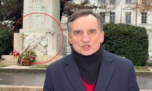 Ziobro reaguje na zajęcie majątku. W tle węgierski pomnik