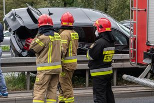 Niecodzienny wypadek na DK 19. Samochód zawisł na barierkach