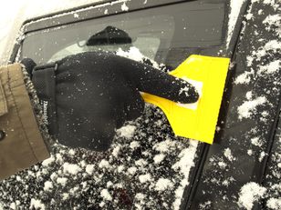 Odśnieżasz tak samochód? Mandaty idą w setki złotych