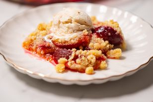 Ułóż śliwki w formie i posyp je kruszonką. O tym deserze na ciepło będziesz śnił po nocach