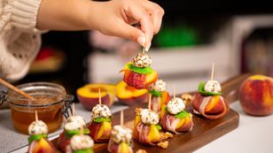Peach, prosciutto and mozzarella skewers – ready in minutes
