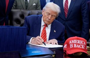 4,5 metra i szczere złoto. Gigantyczny pomnik Trumpa na Florydzie