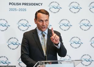 Wpadka szefa MSZ ws. lotniska. Sikorski zabrał głos: "Nadal uważam"