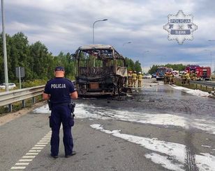 Groźna sytuacja na autostradzie. Autokar spłonął na drodze