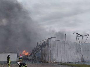 "Największa akcja w regionie od 20 lat". Trwa walka z pożarem hali