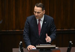 Sikorski postawił na umiar zamiast "kodziarstwa" [OPINIA]