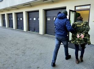 Sześć listów gończych za kobietą z Piaseczna. Zdziwiła się na widok policjantów
