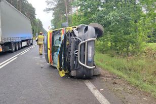 Groźny wypadek pod Stalową Wolą. Karetka na sygnale dachowała