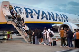 Włoska agencja ostrzega: schody w Boeingach 737 Ryanaira grożą upadkami