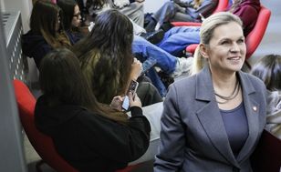 Nowacka zapowiada zakaz telefonów w szkołach. Mowa nawet o 1 września