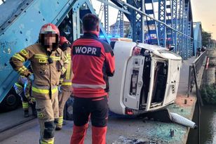 Taksówka zawisła nad Odrą na Moście Sikorskiego we Wrocławiu