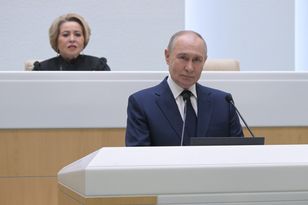 Putin odznacza propagandystów, w tym Sołowjowa