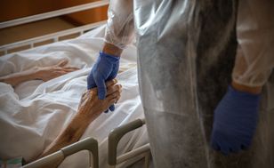 Dusił pacjenta. Szpital prowadzi postępowania ws. pielęgniarza
