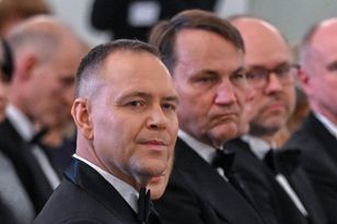 Nawrocki wetuje SAFE. Sikorski ostro reaguje: "Bezczelne"