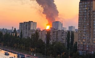 Atak dronów na Kijów. Czarny dym nad miastem