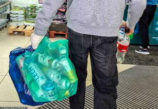 Opakowania w śmietniku nie kasują kaucji. Tak tłumaczy to resort