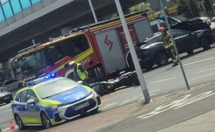 Wypadek na rondzie w Warszawie. Motocyklista zderzył się z samochodem