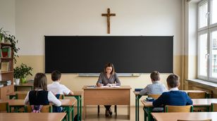 MEN nie wycofa się z ograniczeń lekcji religii mimo nacisku Episkopatu