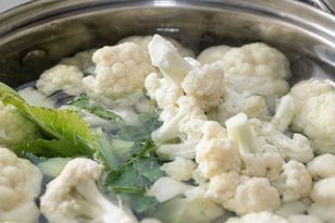 Wsyp 1 łyżeczkę do gotującej się wody. Kalafior zachowa śnieżnobiały kolor, a uciążliwy zapach zniknie