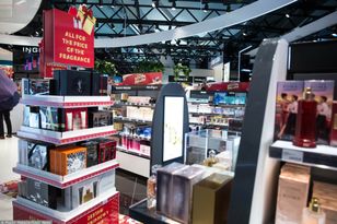 Chcieli ukraść perfumy za 13 tys. zł. Wpadli na lotnisku
