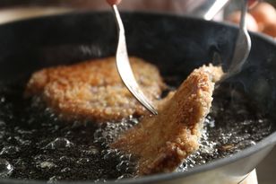 Jak kilkukrotne smażenie na tym samym tłuszczu wpływa na organizm? Wielu z nas nie ma świadomości