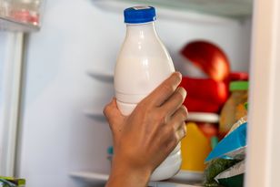 Wiele osób trzyma mleko w lodówce, ale w złym miejscu. Przez to szybciej kwaśnieje
