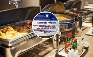 Wrzucił zdjęcie z Krynicy. Taką tabliczkę wywiesił hotel na śniadanie