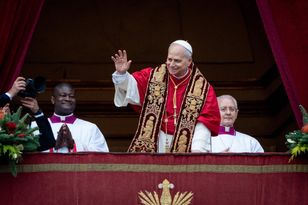 Tłumy w Watykanie na wielkanocnej mszy z papieżem Leonem XIV