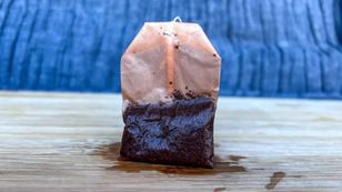 Do bio czy zmieszanych? Sprawdź, gdzie należy wrzucić torebkę po herbacie