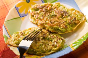 Szatkuję młodą kapustę i mieszam z jajkami. Placki jeszcze smaczniejsze niż ziemniaczane