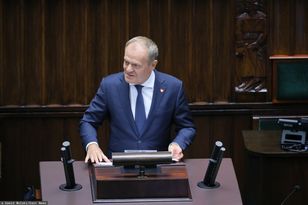 Tusk grzmi z mównicy sejmowej. W tle krzyki posłów