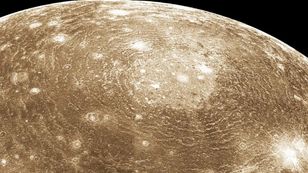 Teleskop Webba odkrywa tajemnice Kallisto: lód, CO₂ i złożona chemia