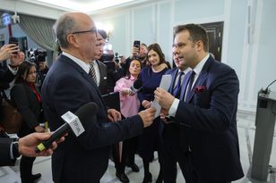 Niecodzienne sceny w Sejmie. Poseł PiS podszedł do Czarzastego. To mu wręczył