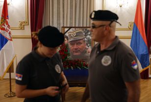 Serbia robi krok w tył po fali oburzenia. Mladić pochowany bez honorów