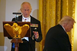 "Mówilibyście po francusku". Król Karol III zakpił z absurdalnych tez Trumpa