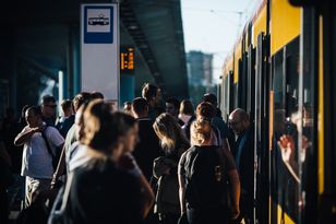 Poranny paraliż metra w Warszawie. Sześć stacji zamkniętych