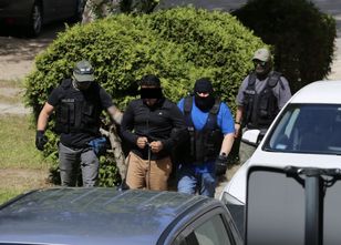 Doprowadzili Gruzina do sądu. Policja pokazuje zdjęcie i nagranie