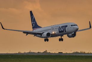Awaria samolotu LOT-u. Musiał zawrócić do Warszawy