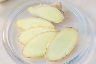 Żuj plasterek jak gumę. To świetny patent na zgagę po świątecznym łakomstwie