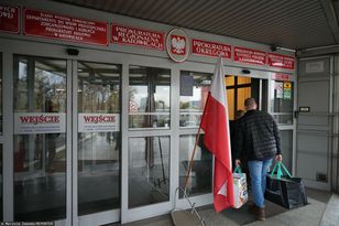 Miotła w śląskim wydziale PK. Wskazuje naczelnika wydziału